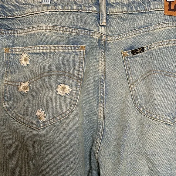 Lee women’s Floral Embroidered Blue Jeans. Size 34 - Picture 12 of 16